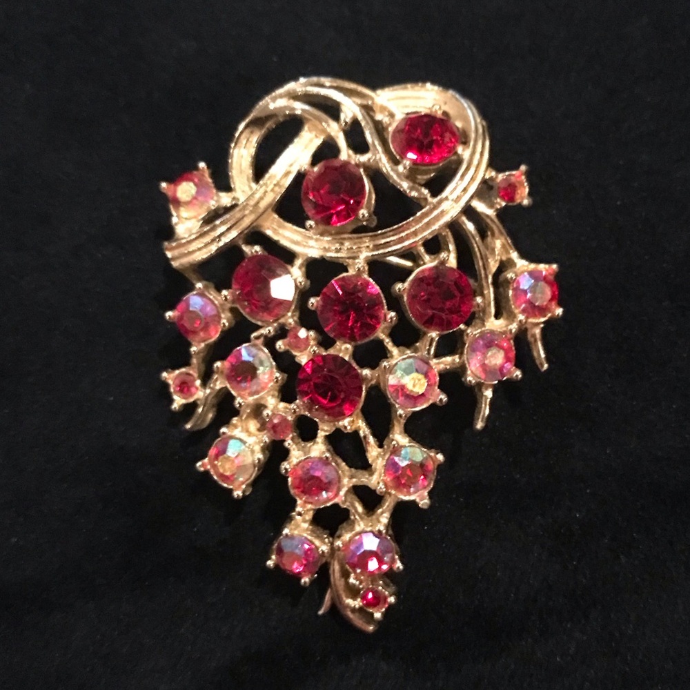 VINTAGE—Gorgeous Gold Tone, Red Multi Aurora Borealis Brooch-Classic glamour